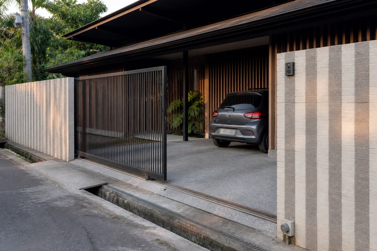 Sliding entrance gate, roadside drainage and sheltered carport at the Uluwatu villa