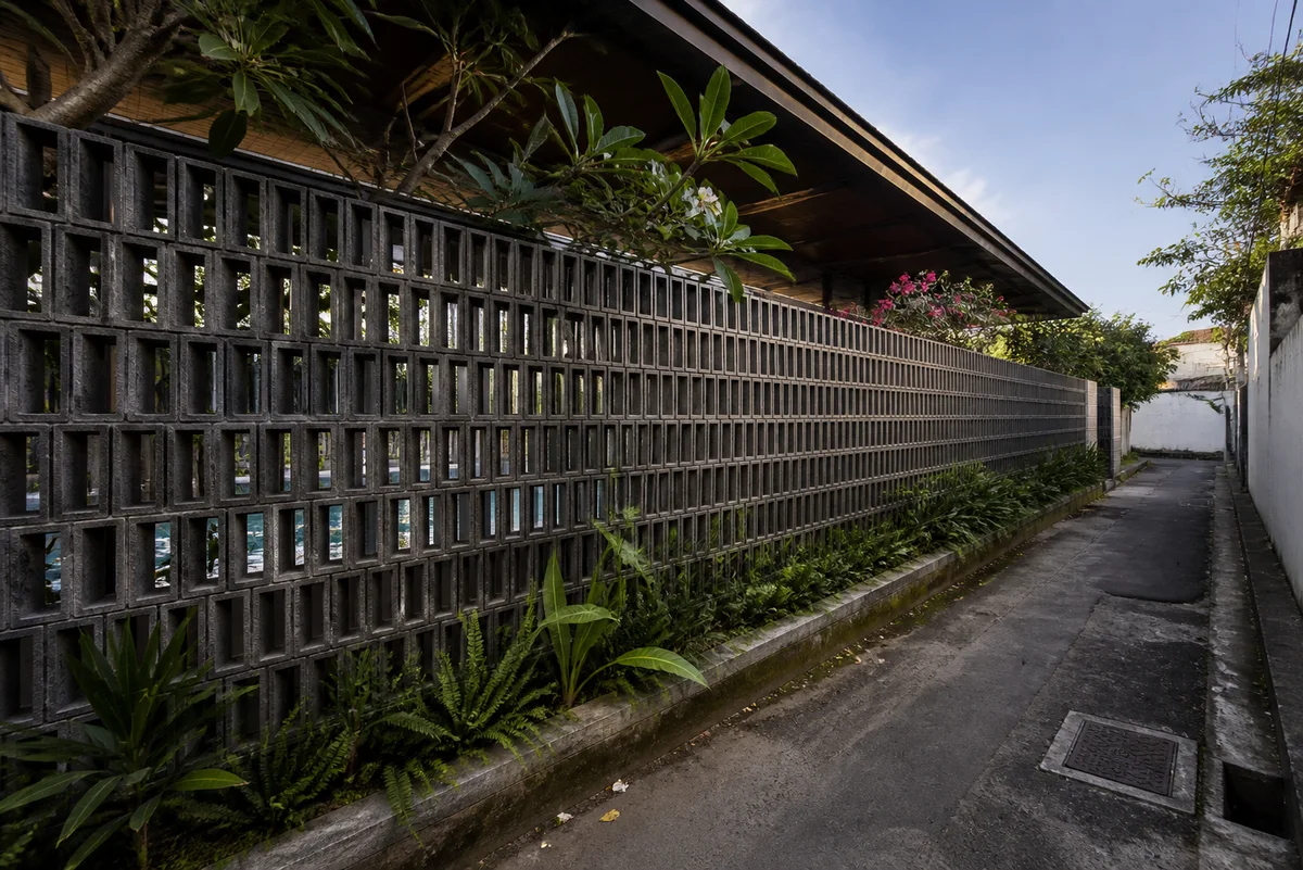 Ventilated privacy wall along the pool side of the Uluwatu villa